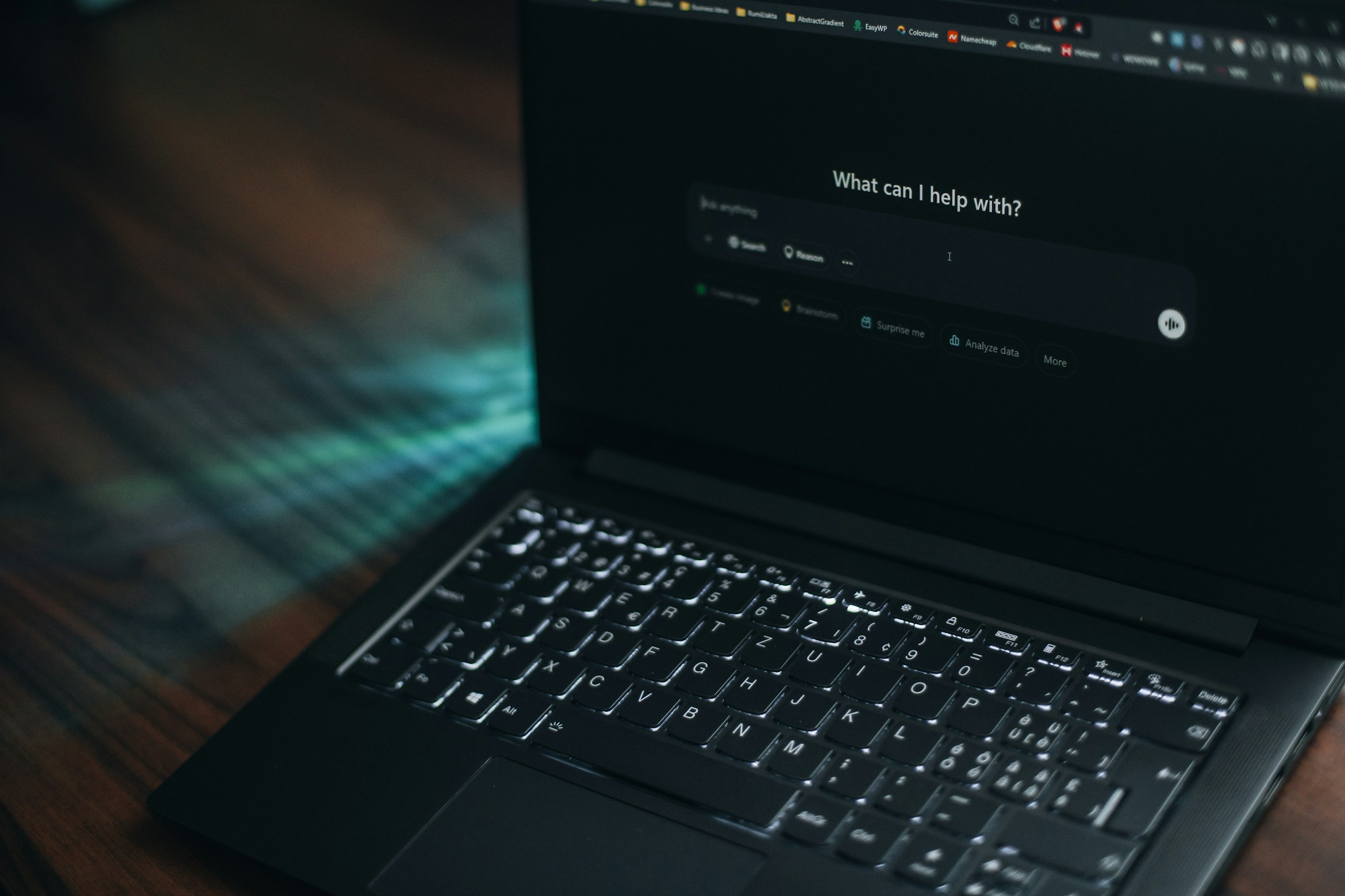 Laptop mit KI-Suchoberfläche auf dem Bildschirm - Symbol für die neue Art zu suchen und GEO