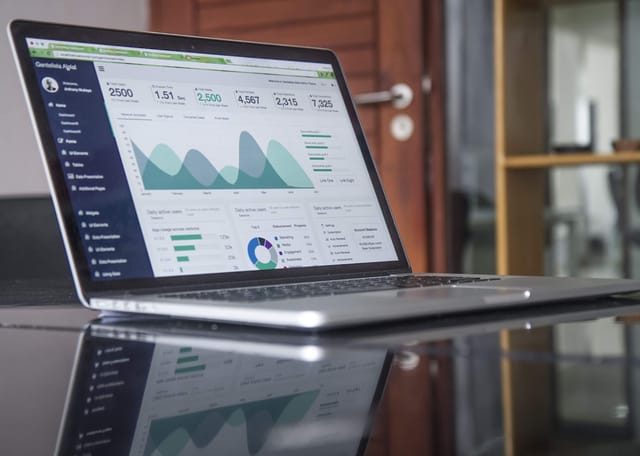 Laptop mit einer klaren Betriebs-Website auf dem Bildschirm