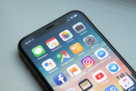 Smartphone in der Hand - mobil nutzbare Website und Oberfläche