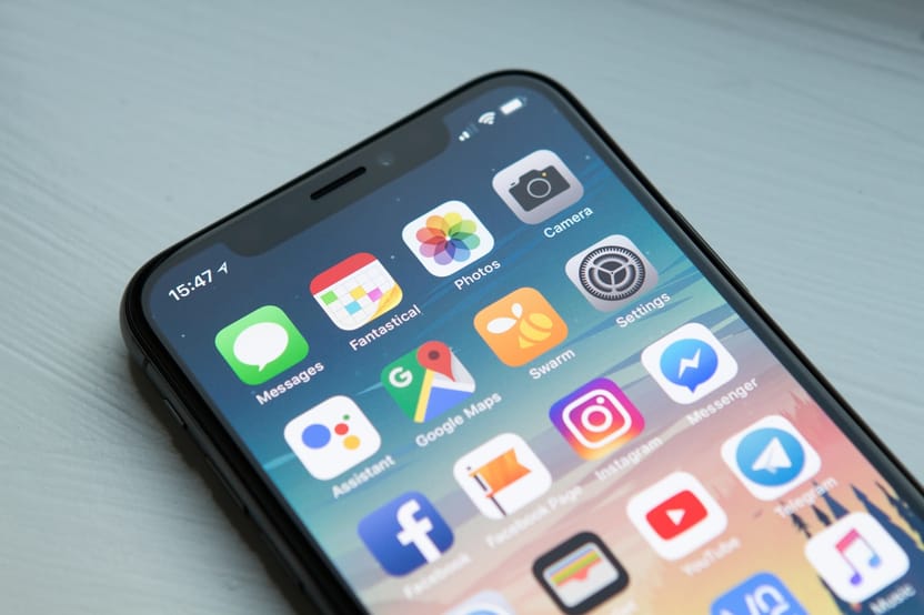 Smartphone in der Hand - Website, die auf dem Handy gut lesbar ist